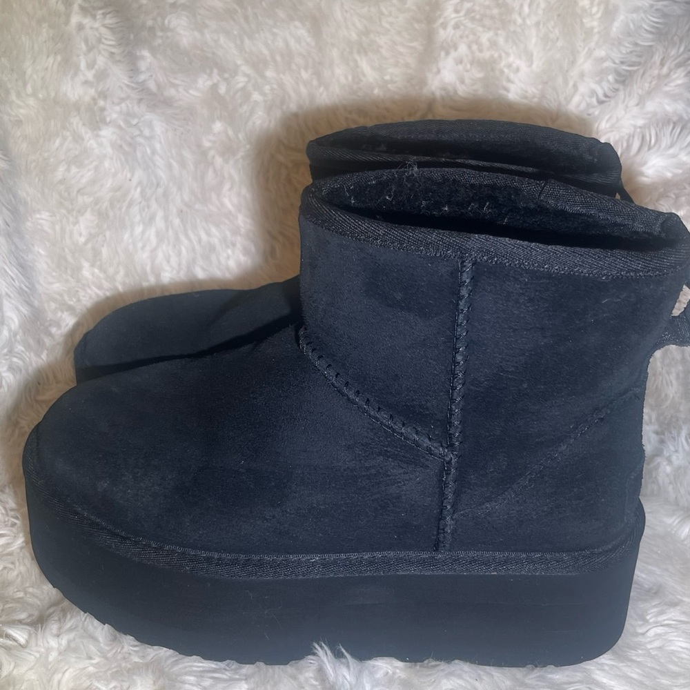 Ugg mini platform women’s ankle boots size 6